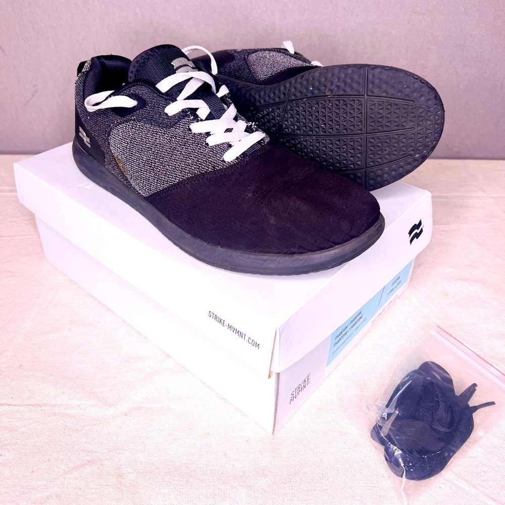 STRIKE MVMNT THE PACE MENS 9.5 / WOMENS 11 / EUR 42 TRAINING SHOE